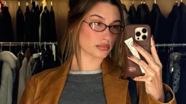 Hailey Bieber macht Selfie mit Brille in Ankleidezimmer