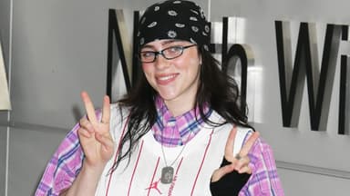 billie eilish mit brille und bandana