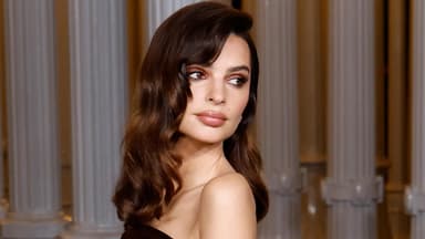 emily-ratajkowski schaut über schultern