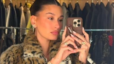 Hailey Bieber selfie in leo-jacke