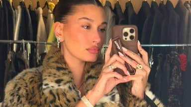 Hailey Bieber Selfie in leo-jacke