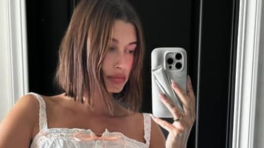 Hailey Bieber Spiegel-Selfie