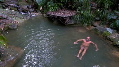 Pierre Sanoussi-Bliss nackt im Badesee im Dschungelcamp