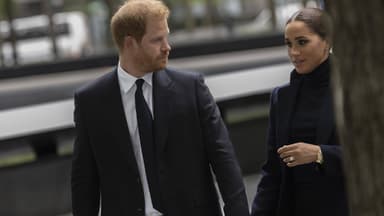 Prinz Harry und Herzogin Meghan schauen sich ernst an