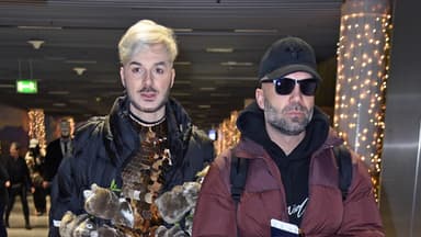 Sam Dylan und Rafi Rachek, ernst am Flughafen