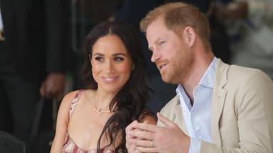 Meghan und Harry tuscheln