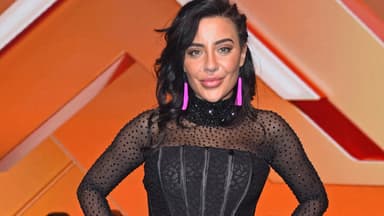 Leyla Lahouar lächelt bei "Let's Dance" angespannt