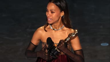 Zoe Saldana weint auf der Bühne nach ihrem Oscar-Gewinn