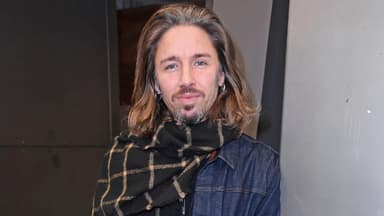 Gil Ofarim lächelt