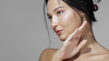 Frau mit strahlender Haut