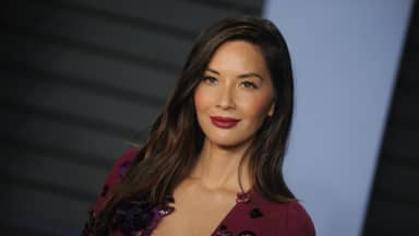 Olivia Munn guckt ernst