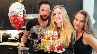 Michael Wendler, Adeline Norberg und Laura Müller mit Torte und Luftballon