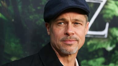 Brad Pitt schaut zur Seite