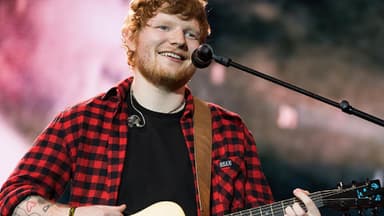 Ed Sheeran auf der Bühne mit Gitarre.