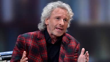 Thomas Gottschalk gestikuliert