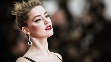 Amber Heard lächelt