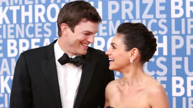 Ashton Kutcher und Mila Kunis lachen sich an