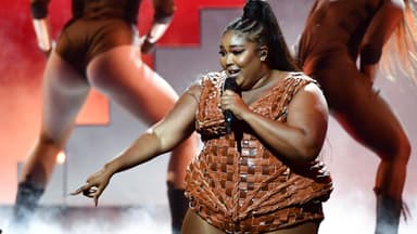 Lizzo singt auf der Bühne