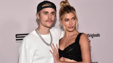 Justin und Hailey Bieber gucken ernst