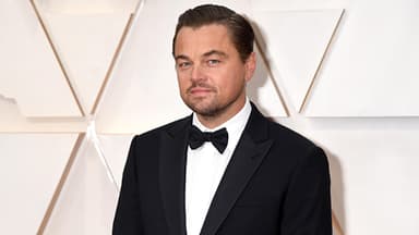 Leonardo DiCaprio guckt zur Seite