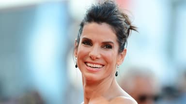 Sandra Bullock lächelt zur Seite