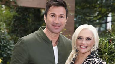 Lucas Cordalis und Daniela Katzenberger stehen Arm in Arm