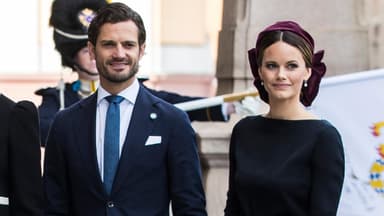 Carl Philip und Sofia lächeln leicht und schauen zur Seite