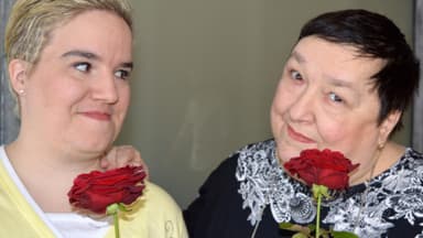 Beate Fischer und Irene mit Rosen bei "Schwiegertochter gesucht"