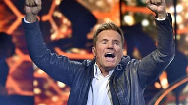 Dieter Bohlen reißt die Hände in die Luft