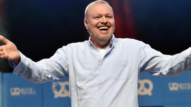 Stefan Raab erfreut und hält Arme in die Luft