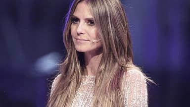 Heidi Klum guckt im GNTM-Finale auf der Bühne bedrückt. 