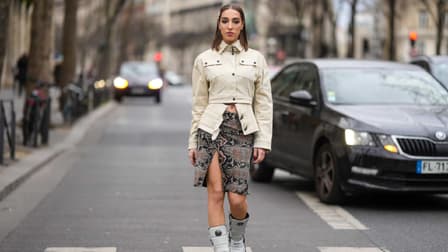 Frau in Animal Print Rock bei der Fashion Week 