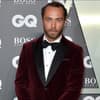 James Middleton in rotem Blazer lächelt in Kamera