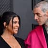 Kourtney Kardashian und Travis Barker schauen sich verliebt an