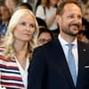 Mette-Marit von Norwegen schaut ernst Haakon lächelt 