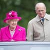 Queen Elizabeth II. fröhlich mit Prinz Philip