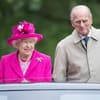 Queen Elizabeth II. fröhlich mit Prinz Philip