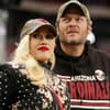 Gwen Stefani und Blake Shelton schauen nachdenklich. 