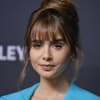 Lily Collins schaut in die Kamera