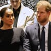 Prinz Harry schaut böse neben Herzogin Meghan