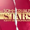 Das "Sommerhaus der Stars"-Logo in gold vor rotem Hintergrund mit einem Riss in der Mitte.