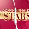 Das "Sommerhaus der Stars"-Logo in gold vor rotem Hintergrund mit einem Riss in der Mitte.