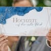 Paar mit "Hochzeit auf den ersten Blick"-Karte