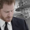 Prinz Harry guckt traurig nach unten, Queen Elizabeth II. mit Hut 