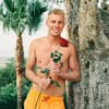 Alexander Golz lächelt bei Bachelor in Paradise mit Rose in der Hand.