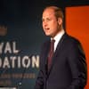 Prinz William steht vor einem Aufsteller der Royal-Foundation und spricht