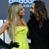 Heidi Klum und Tom Kaulitz schauen sich an und lachen