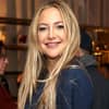 Kate Hudson lächelt über Schulter