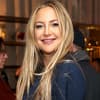 Kate Hudson lächelt über Schulter