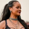 Rihanna trägt dunklen Lippenstift